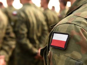 Żołnierz z naszywką - polska flaga